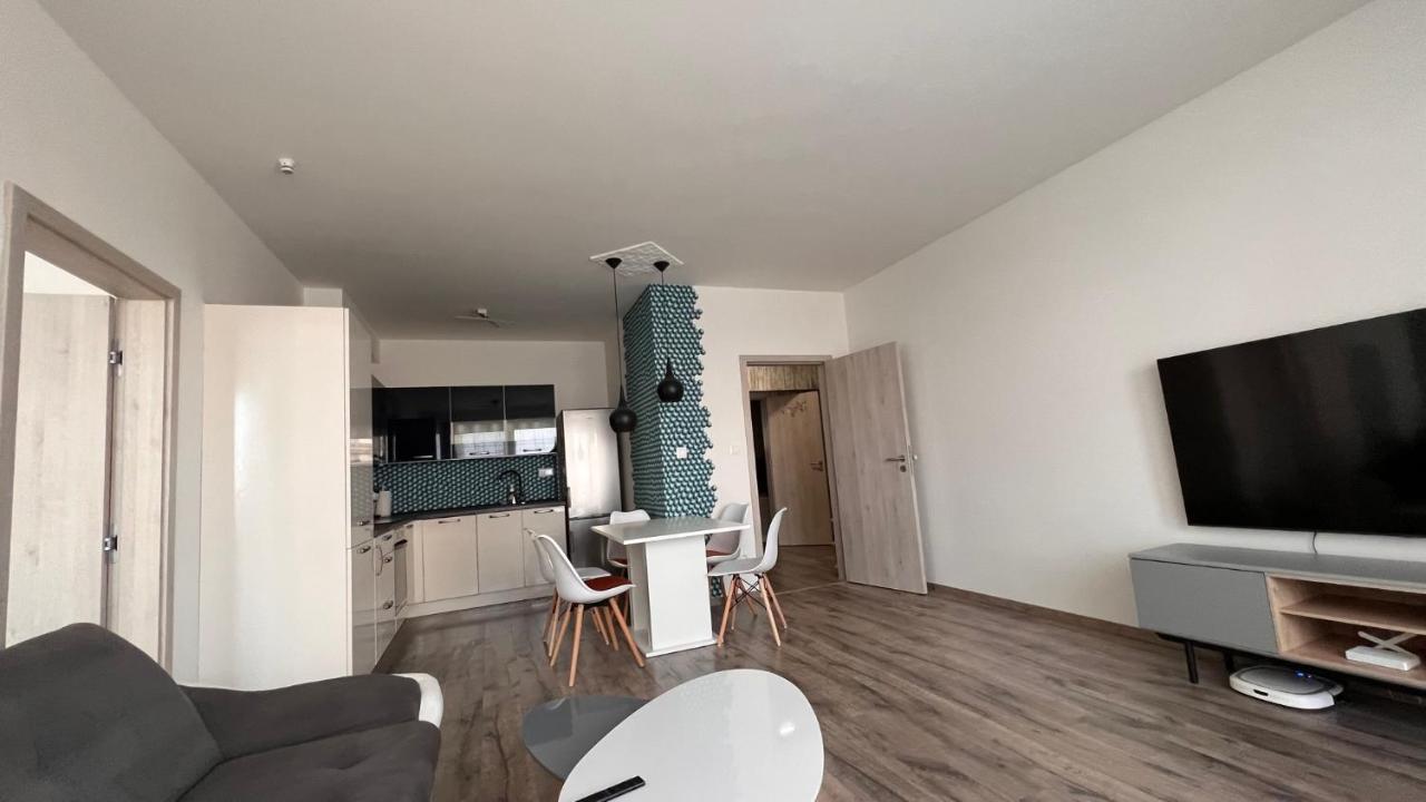 Air-Conditioned, 2 Room Apartment With Balcony, New Building Raca Bratislava Esterno foto