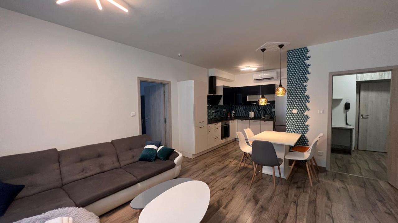 Air-Conditioned, 2 Room Apartment With Balcony, New Building Raca Bratislava Esterno foto